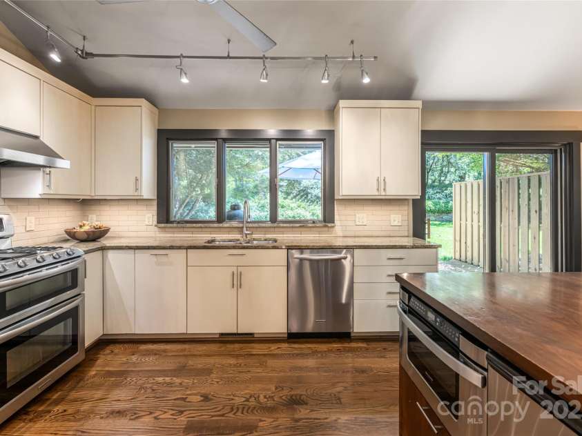 33 Deerhaven Lane, Asheville, NC 28803.  MLS# CAR4276506, YatesRealty ID 34343. 