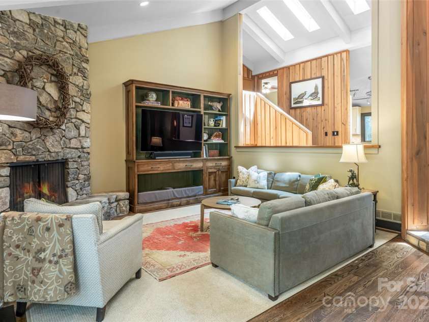 33 Deerhaven Lane, Asheville, NC 28803.  MLS# CAR4276506, YatesRealty ID 34343. 