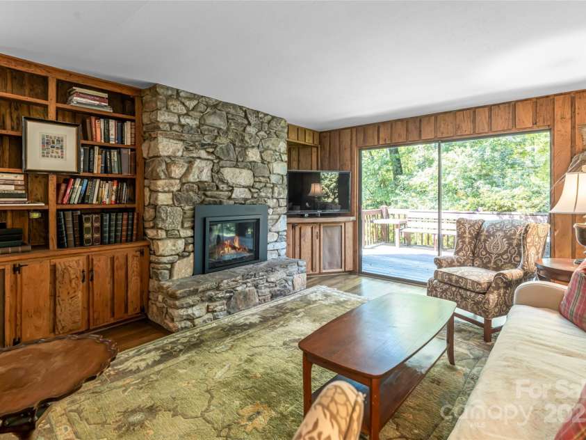 33 Deerhaven Lane, Asheville, NC 28803.  MLS# CAR4276506, YatesRealty ID 34343. 