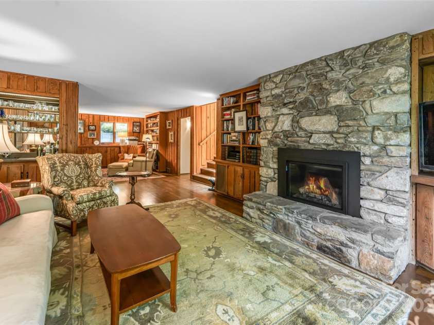 33 Deerhaven Lane, Asheville, NC 28803.  MLS# CAR4276506, YatesRealty ID 34343. 