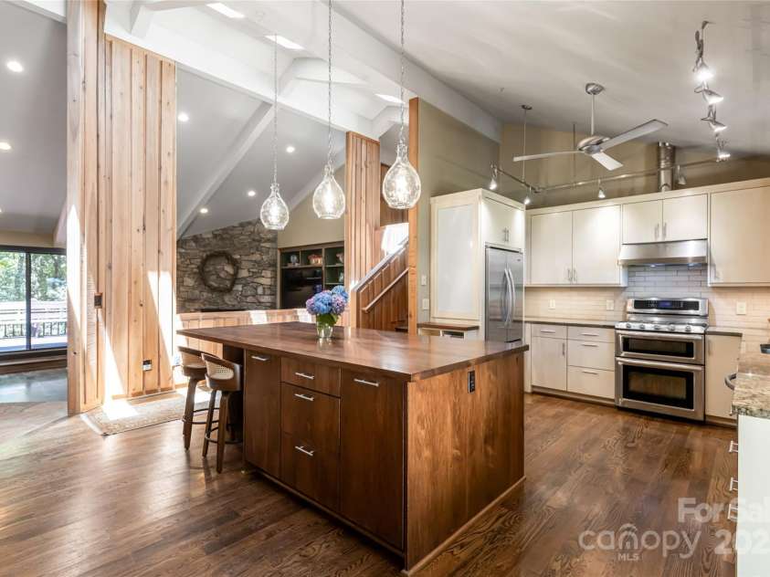 33 Deerhaven Lane, Asheville, NC 28803.  MLS# CAR4276506, YatesRealty ID 34343. 