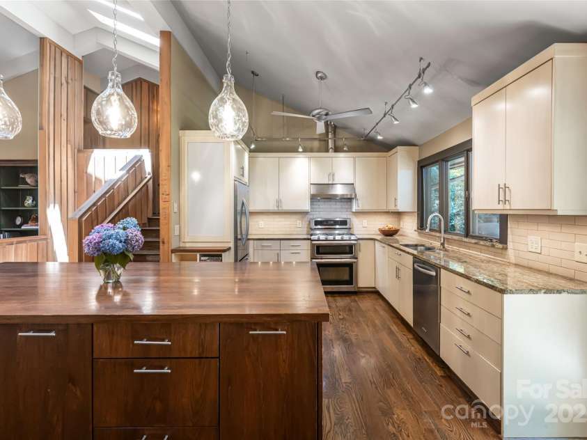 33 Deerhaven Lane, Asheville, NC 28803.  MLS# CAR4276506, YatesRealty ID 34343. 