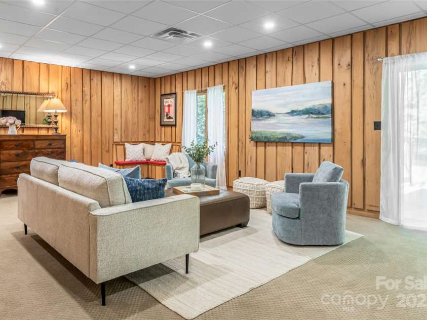 33 Deerhaven Lane, Asheville, NC 28803.  MLS# CAR4276506, YatesRealty ID 34343. 