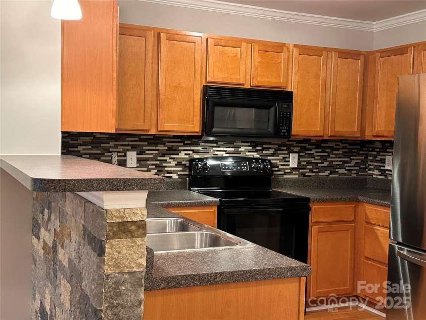 5236 HILLTOP Road, Jamestown, NC 27282.  MLS# CAR4279936, YatesRealty ID 34344. 