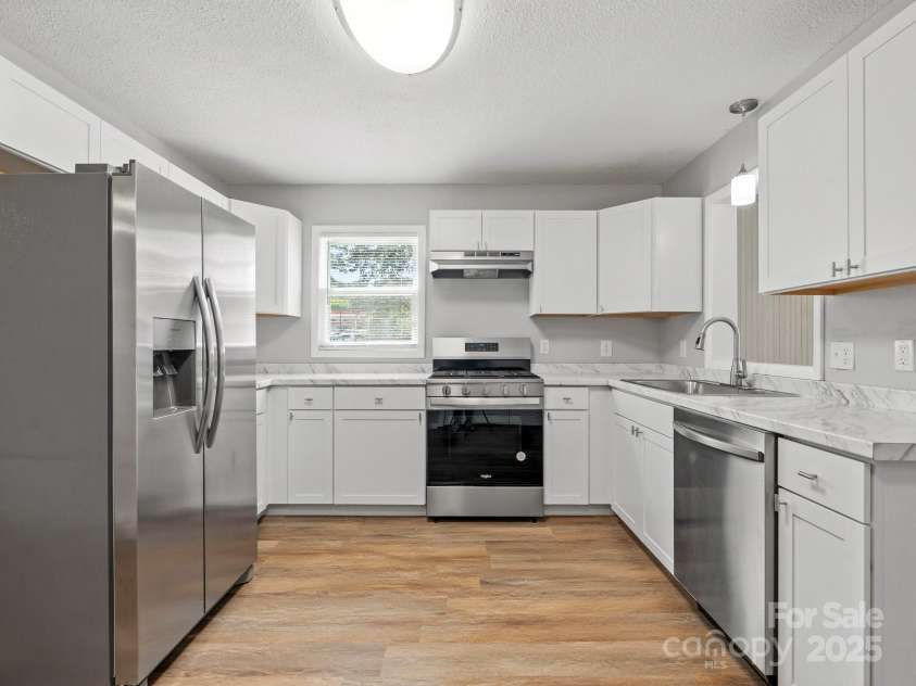 1021 Chandler Drive, Rock Hill, SC 29732.  MLS# CAR4280240, YatesRealty ID 34345. Kitchen