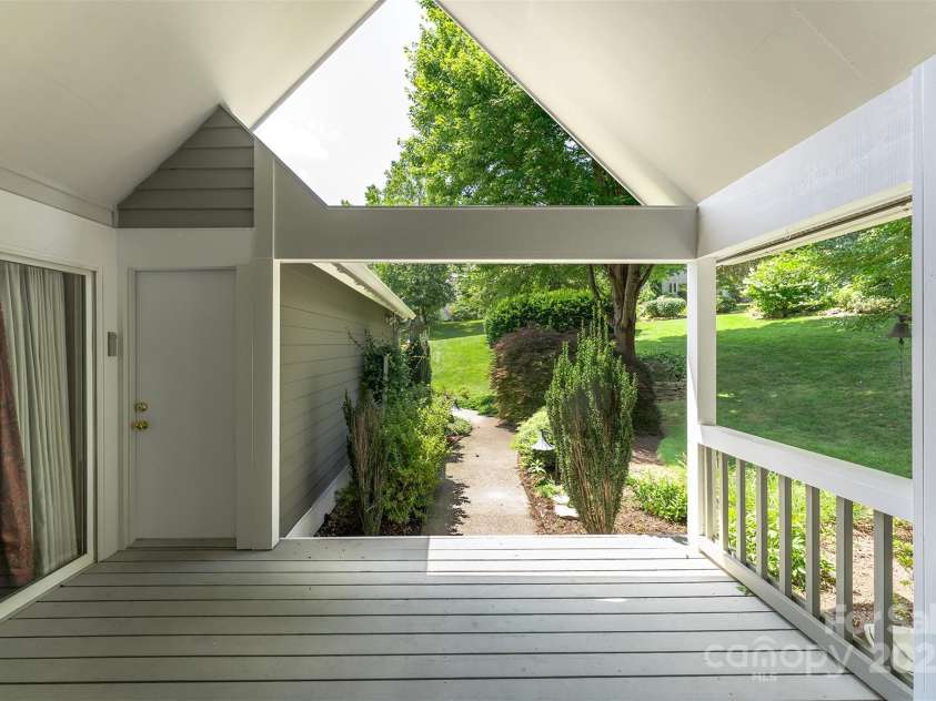 144 Overlook Drive, Flat Rock, NC 28731.  MLS# CAR4290204, YatesRealty ID 34346. 