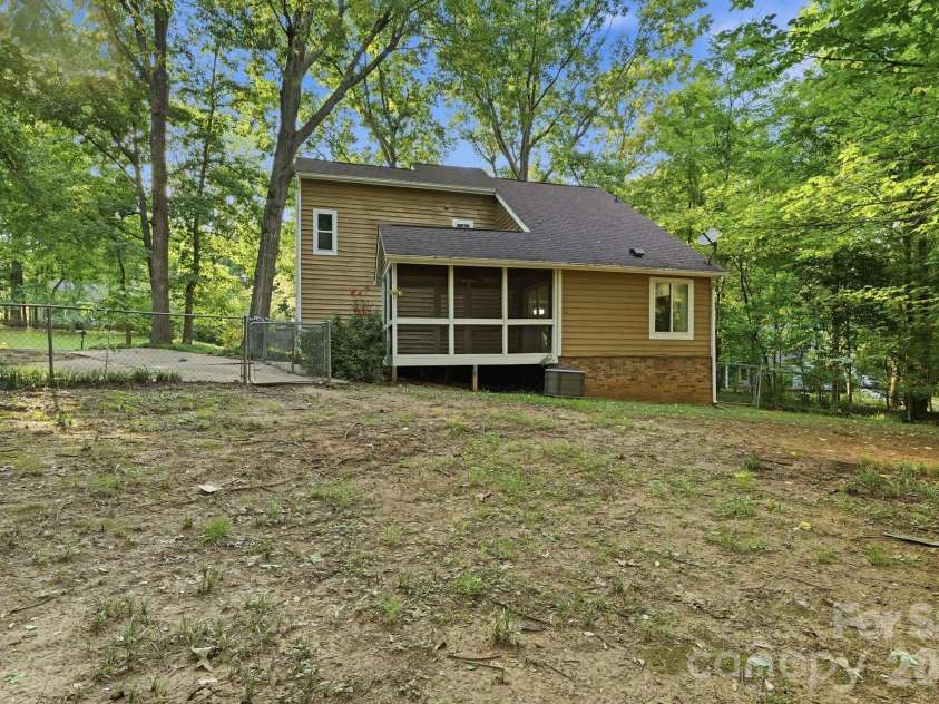 7401 Park Vista Circle, Charlotte, NC 28226.  MLS# CAR4397962, YatesRealty ID 34347. 