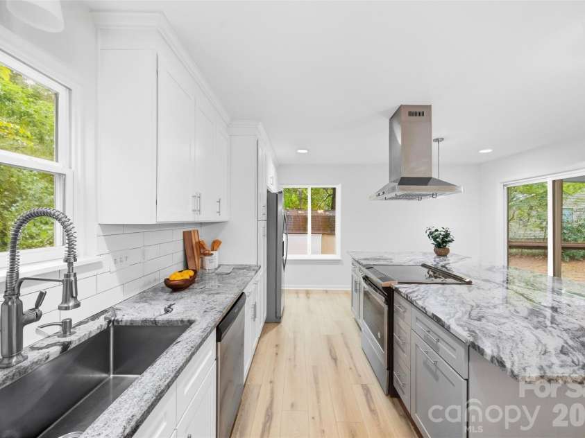 7401 Park Vista Circle, Charlotte, NC 28226.  MLS# CAR4426415, YatesRealty ID 34347. Kitchen
