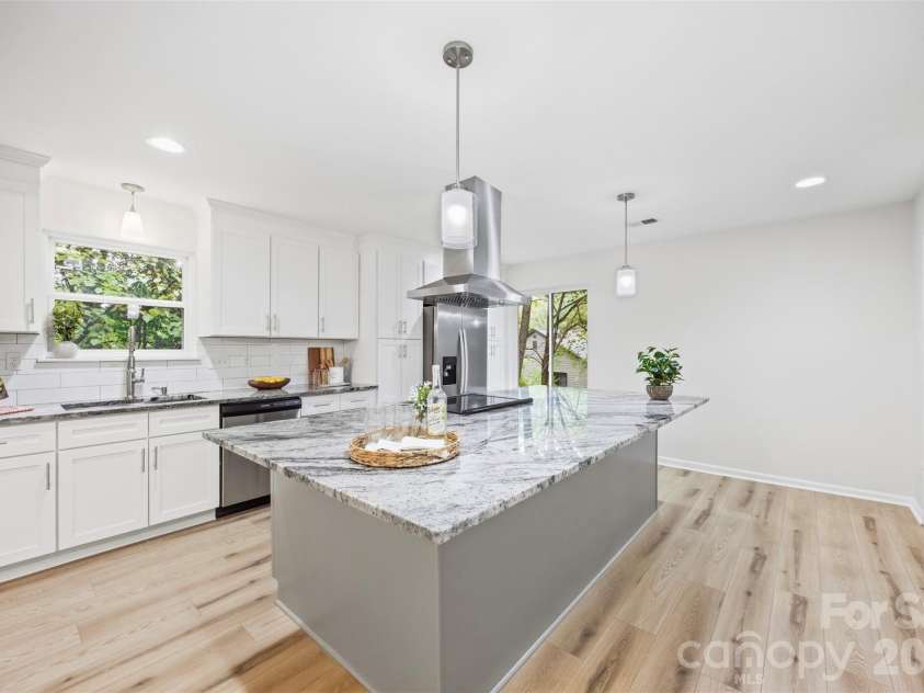 7401 Park Vista Circle, Charlotte, NC 28226.  MLS# CAR4426415, YatesRealty ID 34347. Kitchen