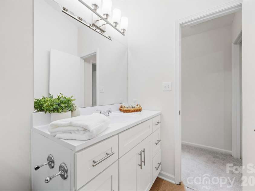 7401 Park Vista Circle, Charlotte, NC 28226.  MLS# CAR4426415, YatesRealty ID 34347. Second floor bathroom