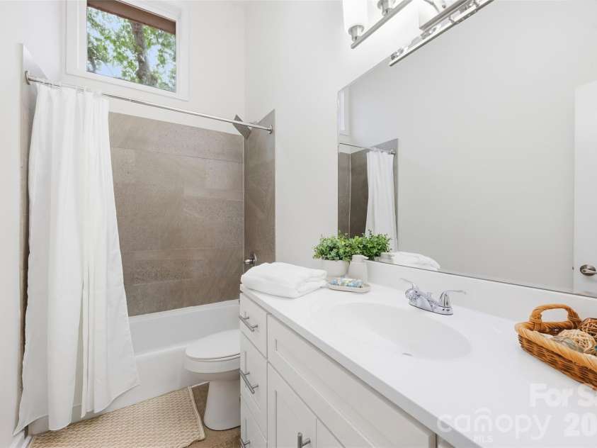 7401 Park Vista Circle, Charlotte, NC 28226.  MLS# CAR4426415, YatesRealty ID 34347. Second floor bathroom with vaulted ceiling