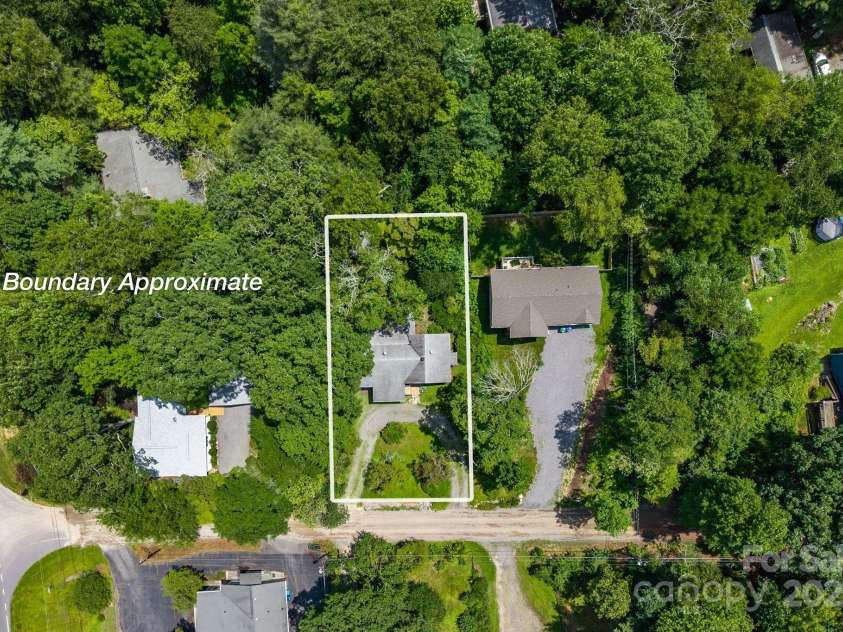 75 Craven Hill Circle, Black Mountain, NC 28711.  MLS# CAR4283464, YatesRealty ID 34347. 5 minutes to downtown Black Mountain with easy access to the parkway and Asheville