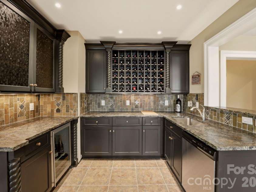 16920 Harbor Master Cove, Cornelius, NC 28031.  MLS# CAR4394741, YatesRealty ID 34351. Lake-Level Kitchen