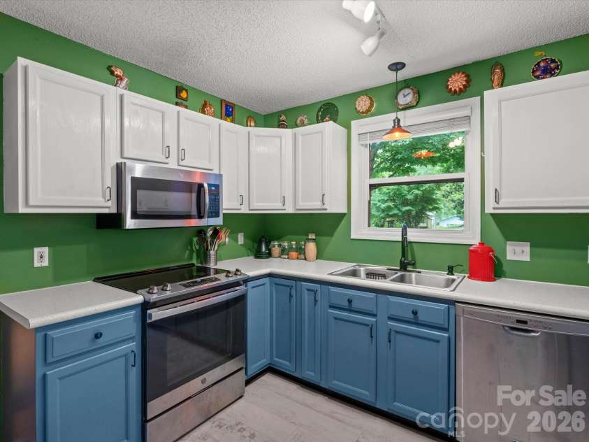 22 Wilson Creek Drive, Asheville, NC 28803.  MLS# CAR4397279, YatesRealty ID 34353. A functional and well-positioned kitchen