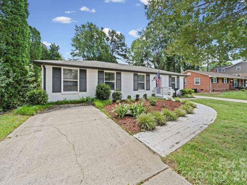 4919 Seacroft Road, Charlotte, NC 28210.  MLS# CAR4393923, YatesRealty ID 34354. Two driveways!