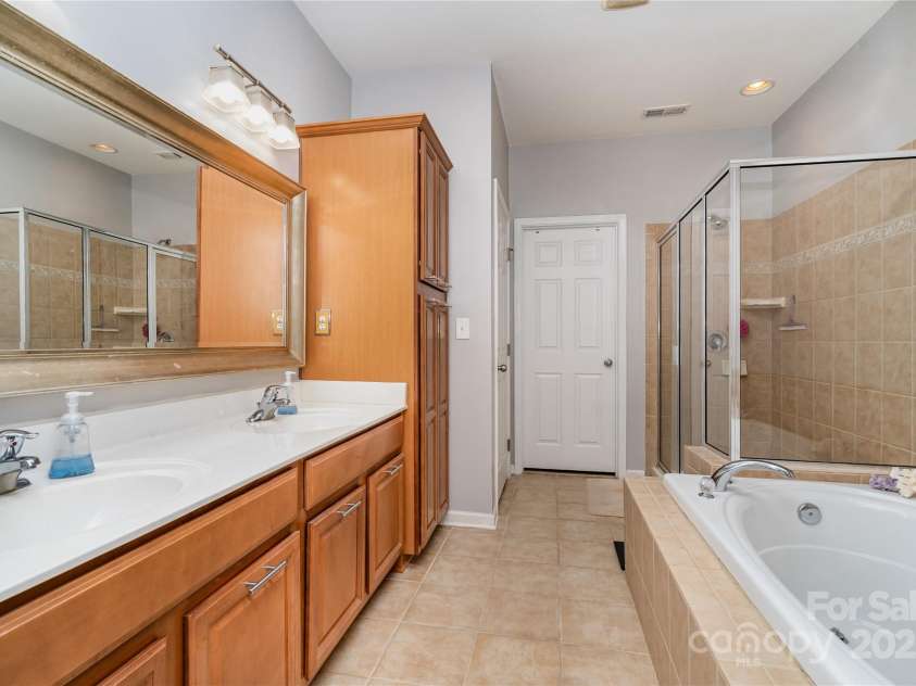 8122 Bridgegate Drive, Huntersville, NC 28078.  MLS# CAR4283553, YatesRealty ID 34354. 