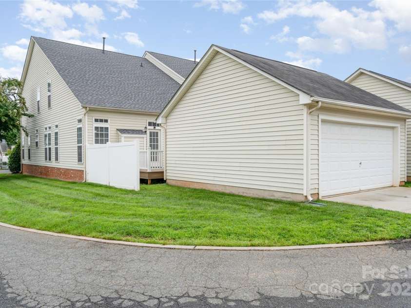 8122 Bridgegate Drive, Huntersville, NC 28078.  MLS# CAR4283553, YatesRealty ID 34354. 