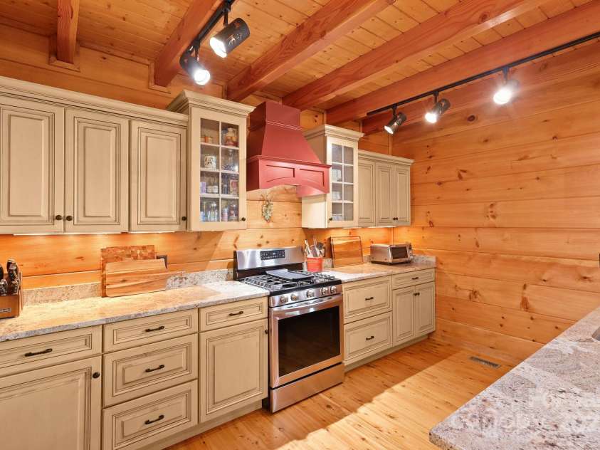 635 Acorn Nvno, Zionville, NC 28698.  MLS# CAR4294026, YatesRealty ID 34356. 