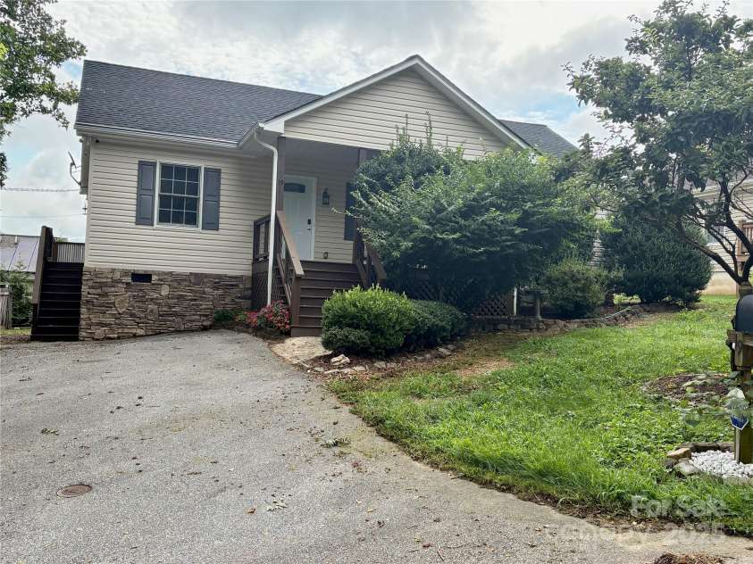 19 Broadview Drive, Asheville, NC 28803.  MLS# CAR4294107, YatesRealty ID 34357. 