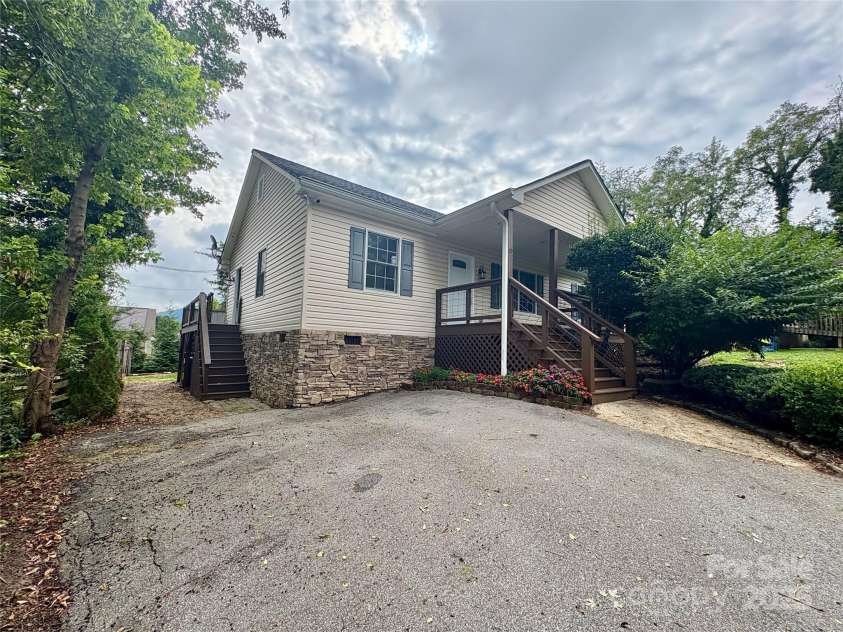 19 Broadview Drive, Asheville, NC 28803.  MLS# CAR4294107, YatesRealty ID 34357. 