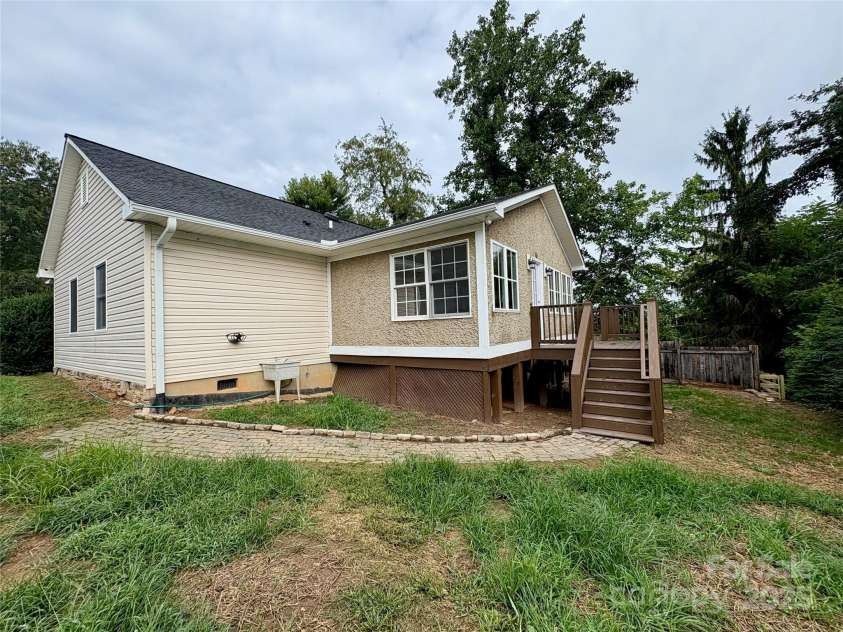 19 Broadview Drive, Asheville, NC 28803.  MLS# CAR4294107, YatesRealty ID 34357. 