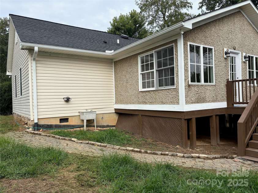 19 Broadview Drive, Asheville, NC 28803.  MLS# CAR4294107, YatesRealty ID 34357. 