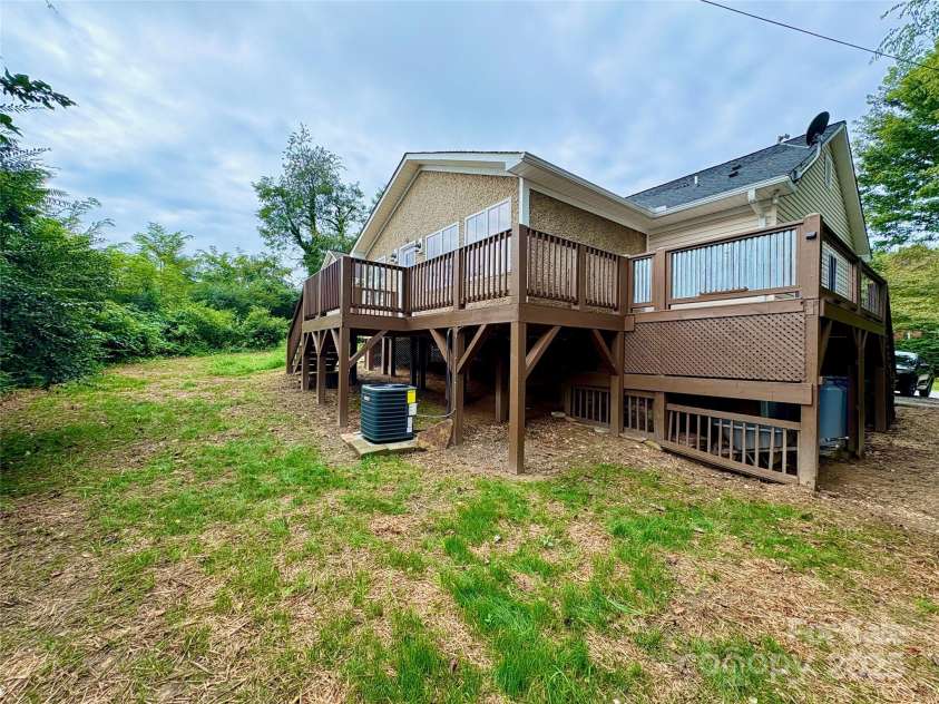 19 Broadview Drive, Asheville, NC 28803.  MLS# CAR4294107, YatesRealty ID 34357. 