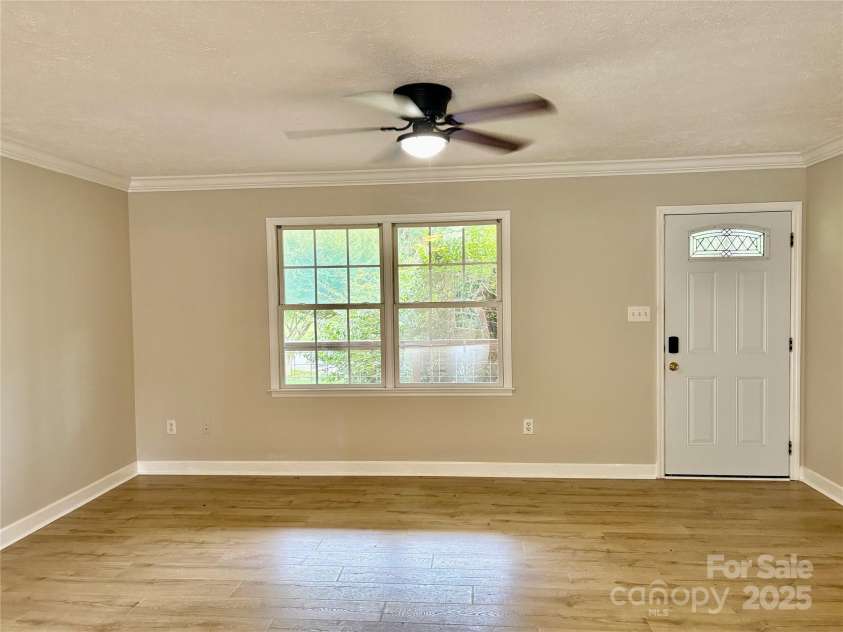 19 Broadview Drive, Asheville, NC 28803.  MLS# CAR4294107, YatesRealty ID 34357. 