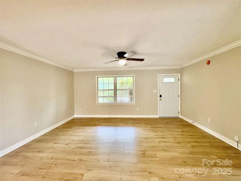 19 Broadview Drive, Asheville, NC 28803.  MLS# CAR4294107, YatesRealty ID 34357. 