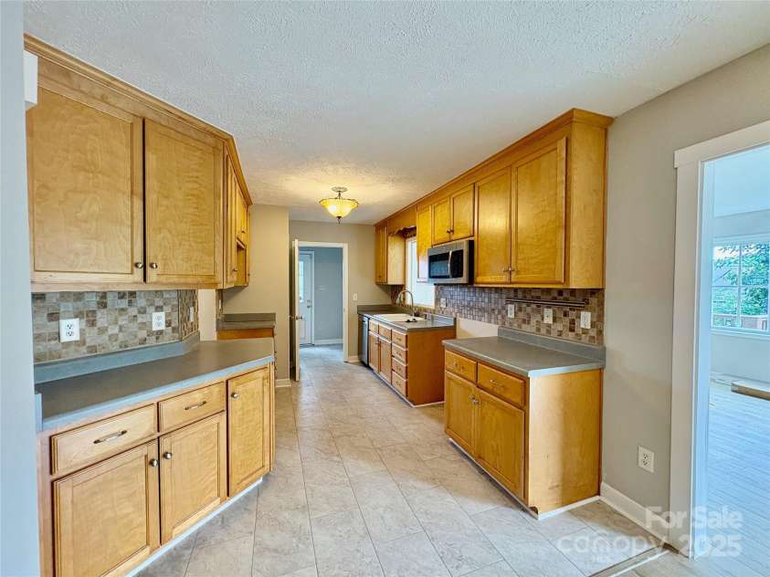 19 Broadview Drive, Asheville, NC 28803.  MLS# CAR4294107, YatesRealty ID 34357. 