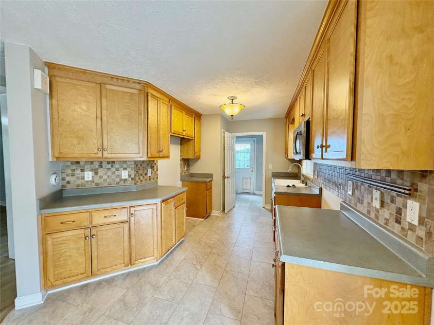 19 Broadview Drive, Asheville, NC 28803.  MLS# CAR4294107, YatesRealty ID 34357. 