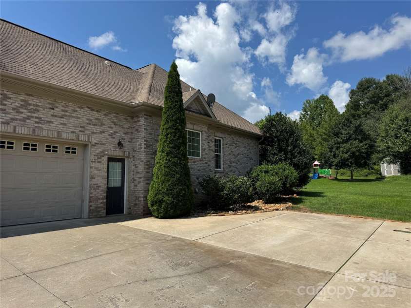 3331 Cayton Drive, Maiden, NC 28650.  MLS# CAR4293392, YatesRealty ID 34359. 