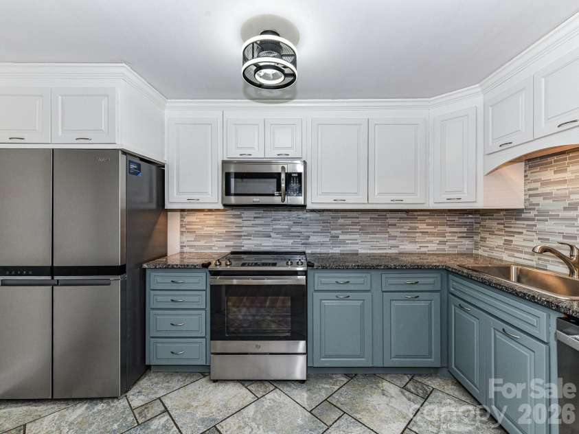 1300 Reece Road, Charlotte, NC 28209.  MLS# CAR4318620, YatesRealty ID 3436. Lovely Kitchen
