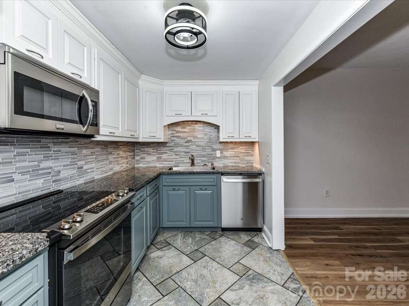 1300 Reece Road, Charlotte, NC 28209.  MLS# CAR4318620, YatesRealty ID 3436. Stainless Steel Appliances