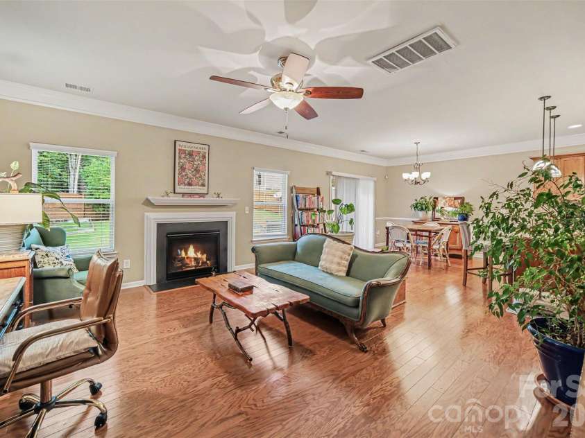 10718 Cove Point Drive, Charlotte, NC 28278.  MLS# CAR4387399, YatesRealty ID 34364. Living Room