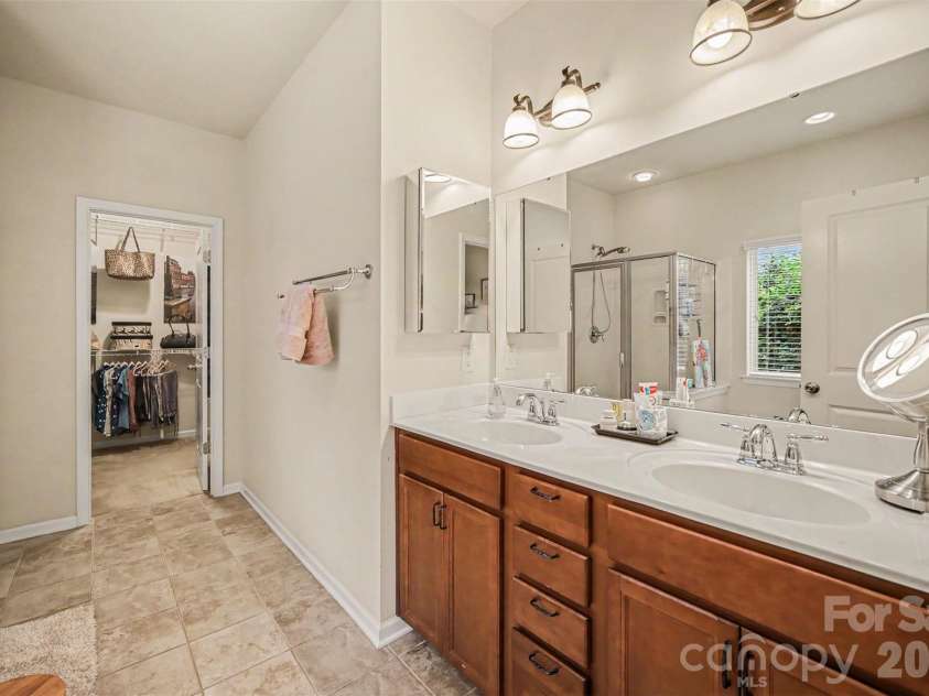 10718 Cove Point Drive, Charlotte, NC 28278.  MLS# CAR4387399, YatesRealty ID 34364. Primary Bathroom