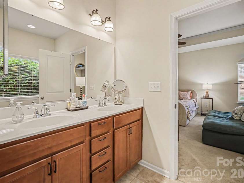 10718 Cove Point Drive, Charlotte, NC 28278.  MLS# CAR4387399, YatesRealty ID 34364. Primary Bathroom