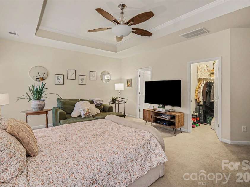 10718 Cove Point Drive, Charlotte, NC 28278.  MLS# CAR4387399, YatesRealty ID 34364. Primary bedroom