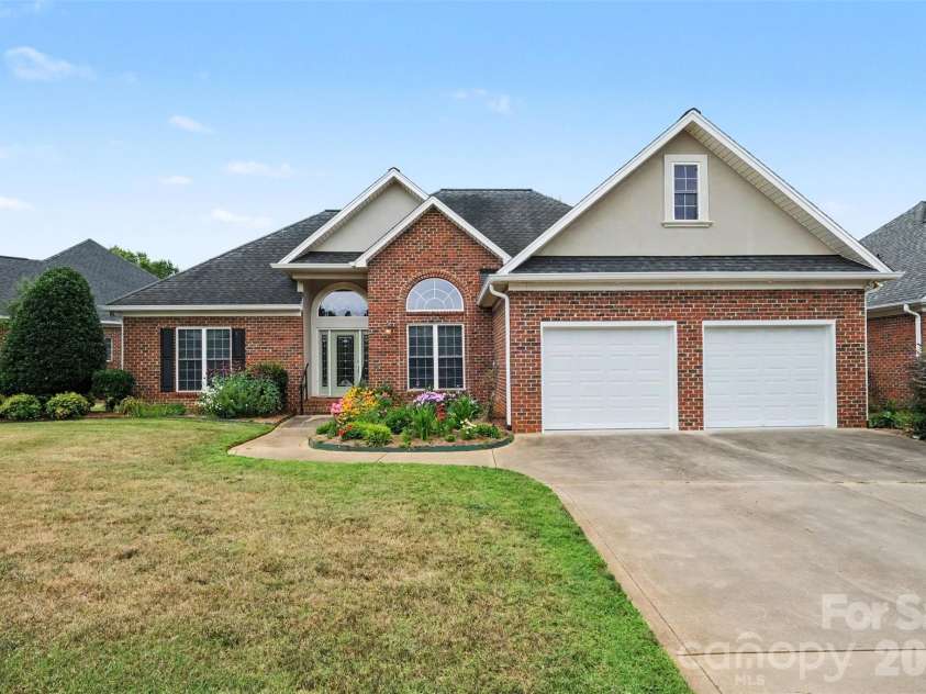 115 Blakemore Drive, Shelby, NC 28152.  MLS# CAR4393685, YatesRealty ID 34369. This move-in ready home is located in The Knoll at Spring Forest.