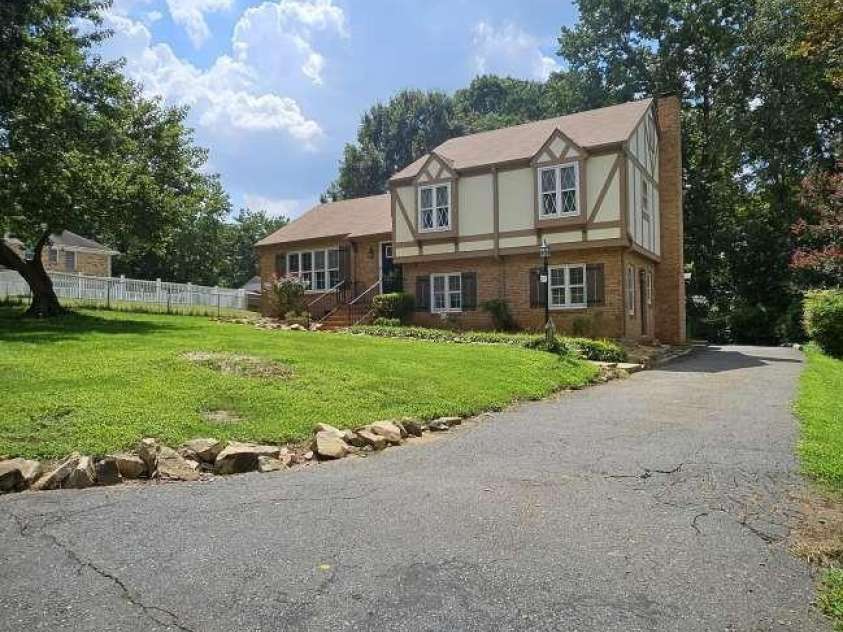 615 Braxfield Drive, Charlotte, NC 28217.  MLS# CAR4294576, YatesRealty ID 34369. 