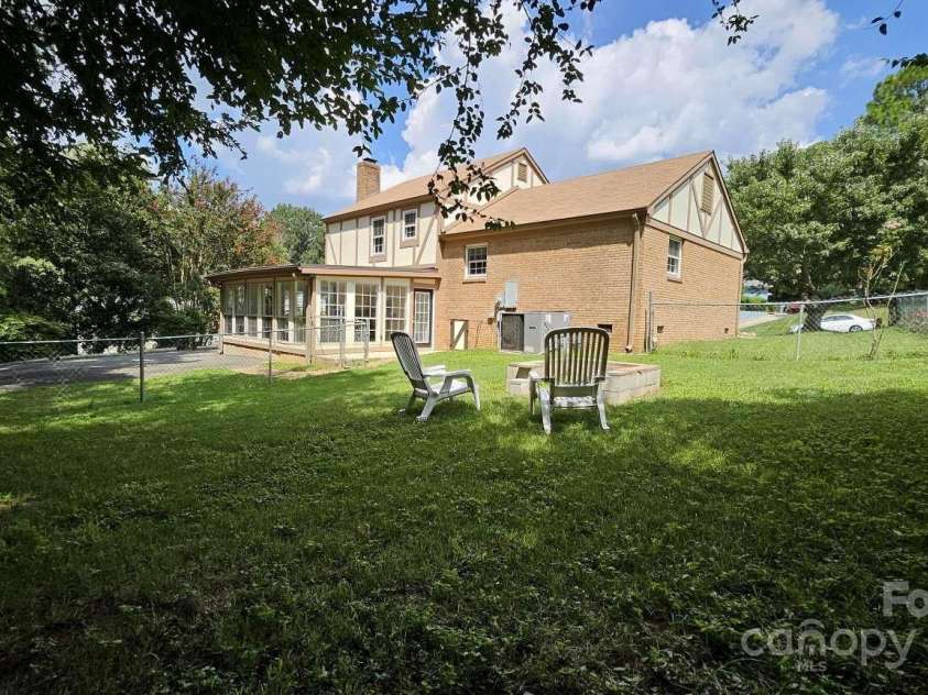 615 Braxfield Drive, Charlotte, NC 28217.  MLS# CAR4294576, YatesRealty ID 34369. 