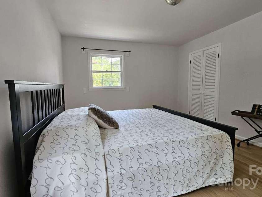 615 Braxfield Drive, Charlotte, NC 28217.  MLS# CAR4294576, YatesRealty ID 34369. 