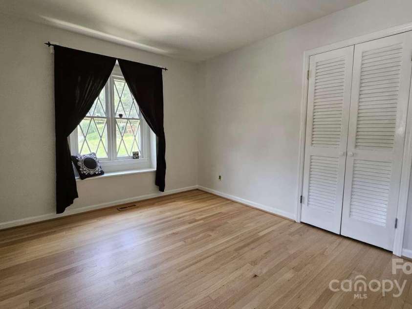 615 Braxfield Drive, Charlotte, NC 28217.  MLS# CAR4294576, YatesRealty ID 34369. 