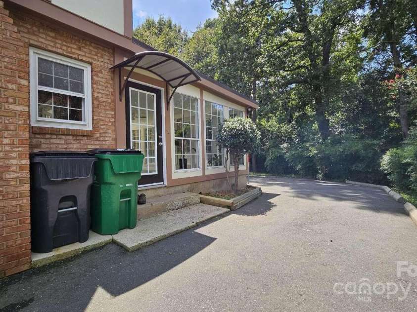 615 Braxfield Drive, Charlotte, NC 28217.  MLS# CAR4294576, YatesRealty ID 34369. 
