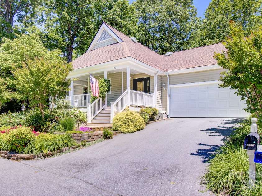305 High Point Lane, Hendersonville, NC 28791.  MLS# CAR4264102, YatesRealty ID 3437. 
