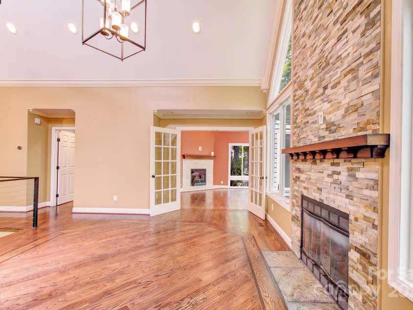 305 High Point Lane, Hendersonville, NC 28791.  MLS# CAR4264102, YatesRealty ID 3437. 