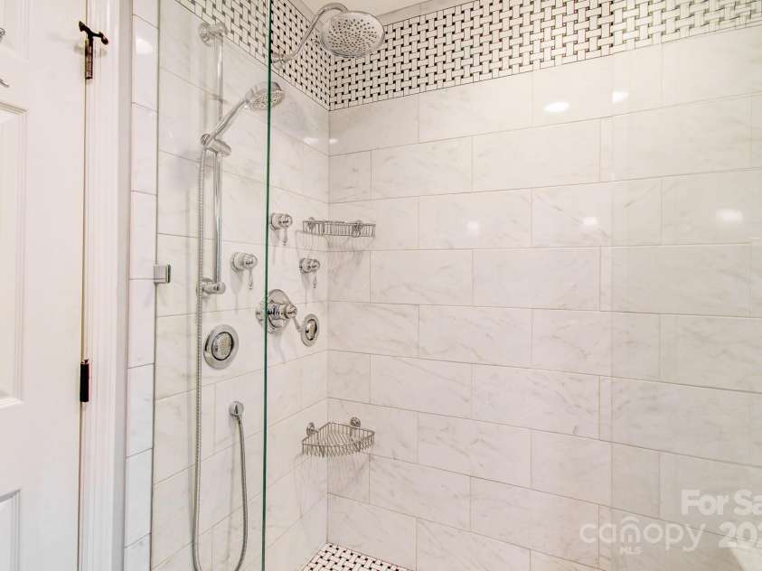 305 High Point Lane, Hendersonville, NC 28791.  MLS# CAR4264102, YatesRealty ID 3437. 