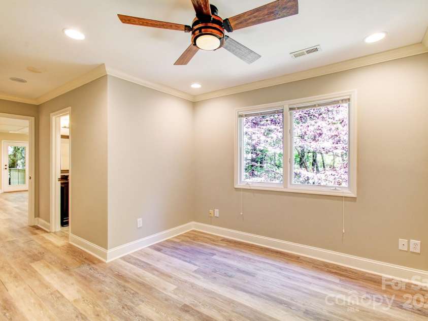 305 High Point Lane, Hendersonville, NC 28791.  MLS# CAR4264102, YatesRealty ID 3437. 