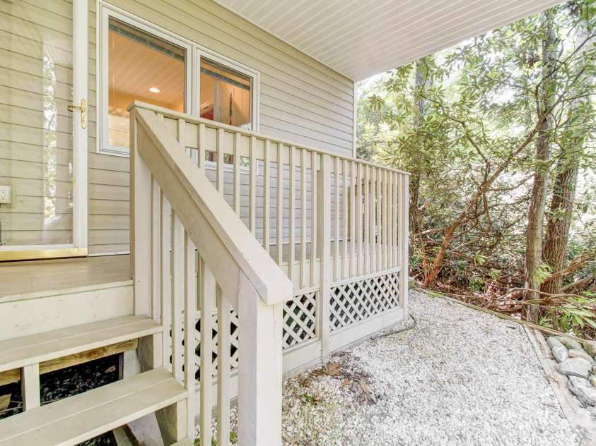 305 High Point Lane, Hendersonville, NC 28791.  MLS# CAR4264102, YatesRealty ID 3437. 