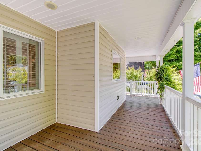 305 High Point Lane, Hendersonville, NC 28791.  MLS# CAR4264102, YatesRealty ID 3437. 